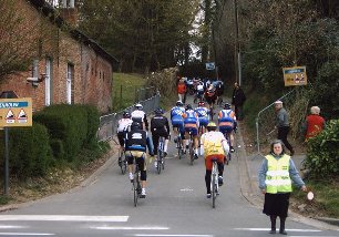 07/04/2007 : wielertoeristen beklimmen de eikenmolenhelling