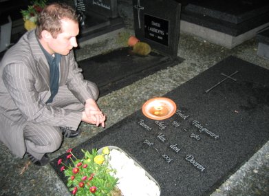 Karl Vannieuwkerke aan het graf van Emiel Faingnaert