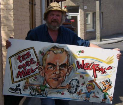 Karikaturist Nesten en zijn voor deze gelegenheid gemaakte welkombord 