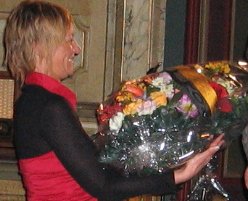 Dochter Krista Faingnaert ontvangt de palm van verdienste en erkenning voor vader Emiel.