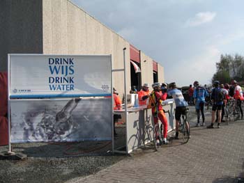 07/04/2007 Ronde van Vlaanderen voor wielertoeristen : de bevoorrading aan de gemeentelijke loods