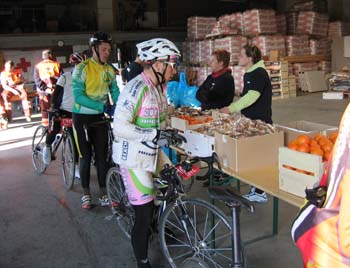 07/04/2007 Ronde van Vlaanderen voor wielertoeristen : de bevoorrading aan de gemeentelijke loods
