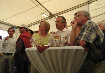 08/04/2007 Ronde van Vlaanderen wordt gevolgd op het reuzenscherm