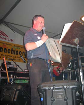 08/04/2007 Retrobal  :Luc D'Hose maakte de winnende nummers van de reuzentombola bekend.