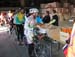 07/04/2007 Ronde van Vlaanderen voor wielertoeristen : de bevoorrading aan de gemeentelijke loods