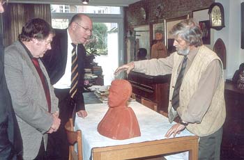 02/02/2007 Vooraleer ze naar de bronsgieter vertrokken, gaf Paul De Bruyne bij hem thuis aan burgemeester Marc De Brakeleer en schepen van Sport Marc De Ville tekst en uitleg.