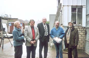 02/02/2007 De kunstploeg arriveert in de bronsgieterij in Oostakker: v.l.n.r. Maria Van Wettere, Marc De Ville, Marc De Brakeleer, bronsgieter Eugne Ferbuyt en Paul De Bruyne.