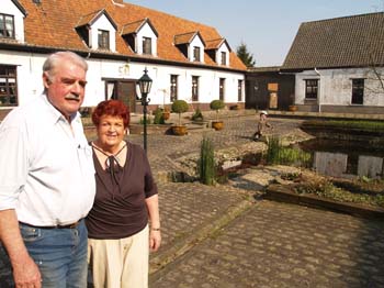 Geert Groenhof en zijn echtgenote Tiny van het stijlvolle Minnekeshof, gaven graag een mooie plaats voor Miel Faingnaert in de voorhof van de boerderij
