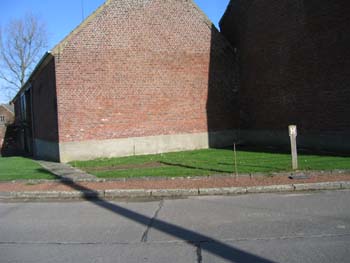 Het beeld wordt geplaats in een groen hoekje van de  boerderij in de buurt waar de rondewinnaar woonde (toestand 3 feb 2007)