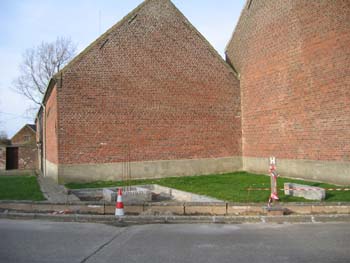 Het beeld wordt geplaats in een groen hoekje van de  boerderij in de buurt waar de rondewinnaar woonde (toestand 3 maart 2007)