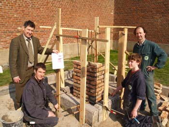 Op dinsdag 13 maart 2007 werd door leerlingen Yuri Coppens, en Seppe Merckaert van het Technisch Instituut Sint-Jozef in Geraardsbergen samen met leerkracht Alec Sonck de sokkel gemetst waarop het borstbeeld van Emiel Faingnaert komt. Schepen Mortier toont het plan.